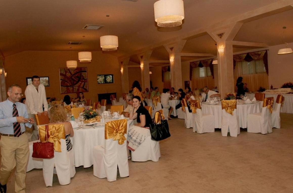 Club Insieme Grand Resort Potlogi Extérieur photo