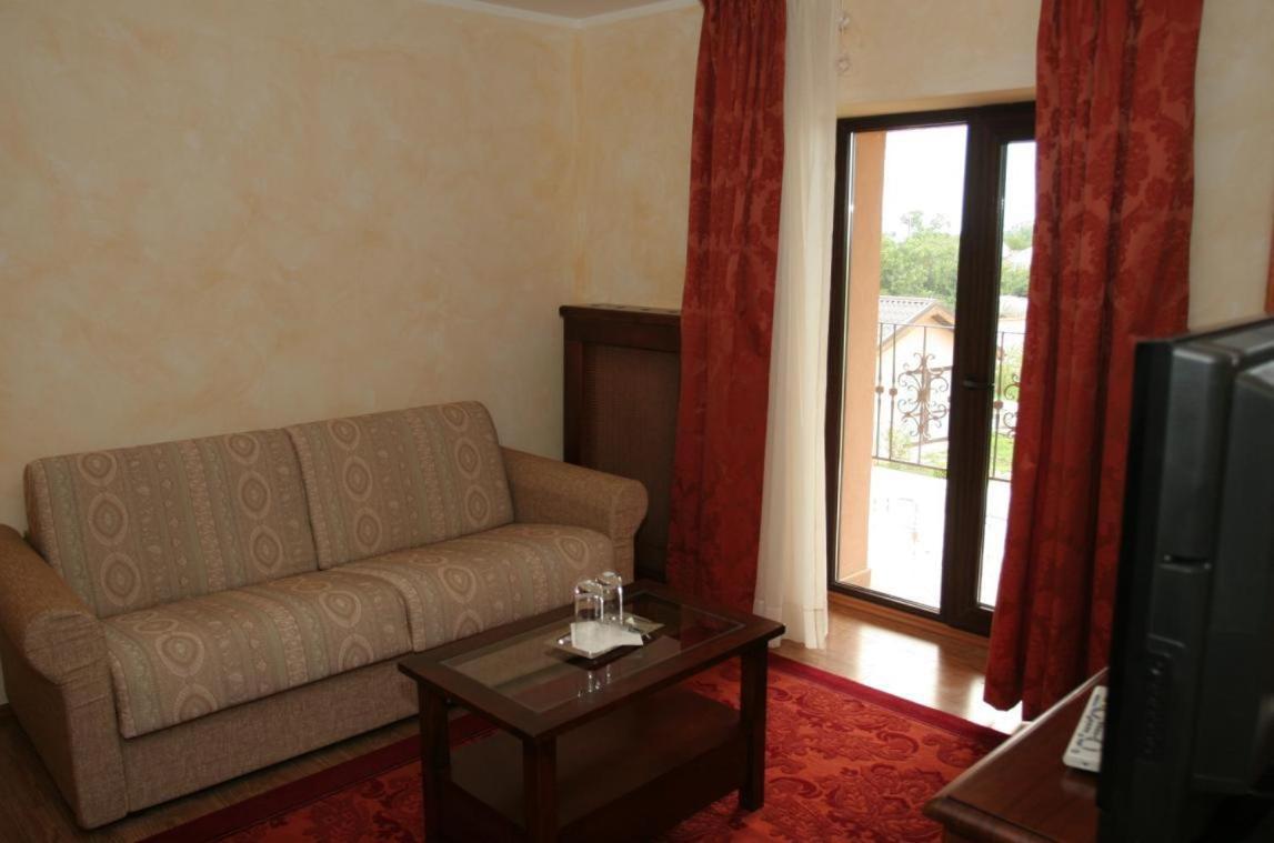 Club Insieme Grand Resort Potlogi Chambre photo